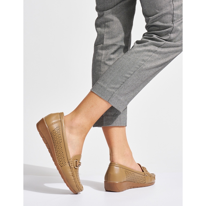 Béžové prolamované mokasíny s nízkým klínem béžový 1