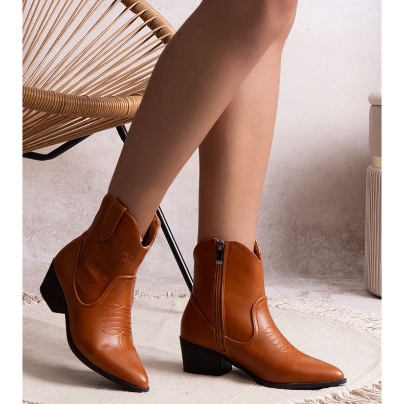 Hnědé kovbojské boty na vysokém podpatku značky Madia hnědý 1