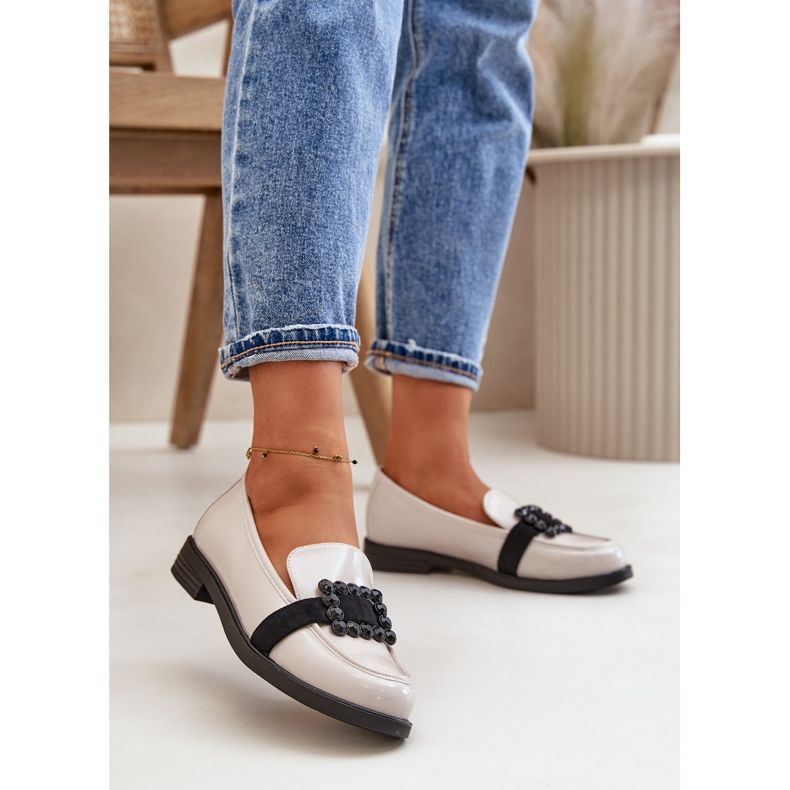 Dámské patentované mokasíny s ozdobou, světle šedé Vinceza 58389 šedá 2