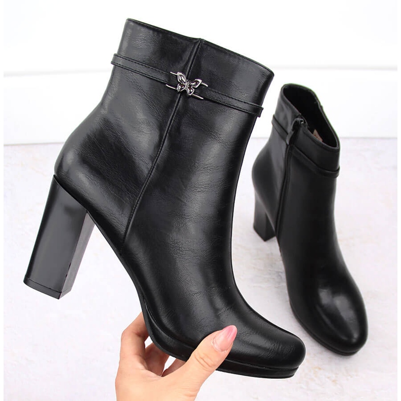 M. DASZYŃSKI Dámské zateplené černé kotníkové boty M.Daszyński AF125-22 černá 1