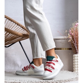 Šedé tenisky s červenými tkaničkami od Aucoinu bílý 1 Šedé tenisky s červenými tkaničkami od Aucoinu bílý 1