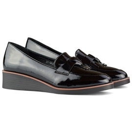 Černé lakované lodičky s nízkým klínkem černá 1