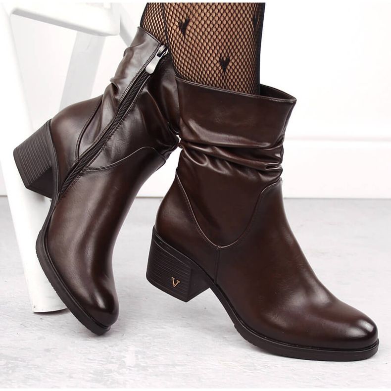 Hnědé dámské kozačky na vysokém podpatku Vinceza 10547 hnědý 1 Hnědé dámské kozačky na vysokém podpatku Vinceza 10547 hnědý 1