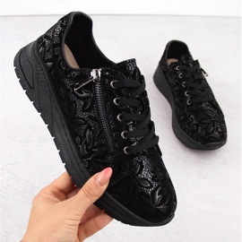 Dámské černé kožené boty s květinami T.Sokolski J24-333 černá 1