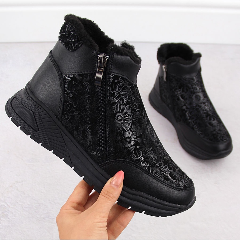 Dámské černé kožené kotníkové boty s květinami T.Sokolski Z24-329 černá 1