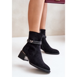 S.Barski Zateplené dámské kozačky na nízkém podpatku s ozdobnými pásky D&A MR880-027 Černá 2 S.Barski Zateplené dámské kozačky na nízkém podpatku s ozdobnými pásky D&A MR880-027 Černá 2