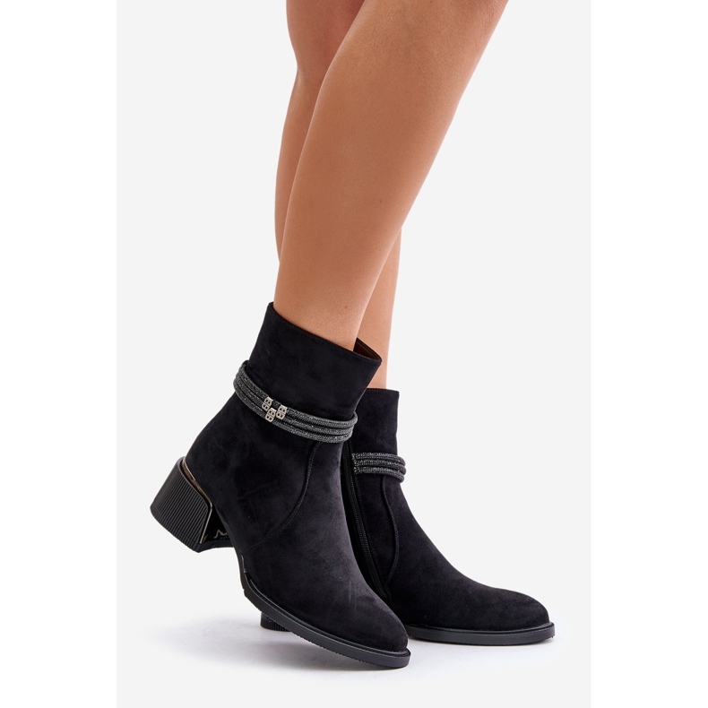 S.Barski Zateplené dámské kozačky na nízkém podpatku s ozdobnými pásky D&A MR880-027 Černá 1 S.Barski Zateplené dámské kozačky na nízkém podpatku s ozdobnými pásky D&A MR880-027 Černá 1