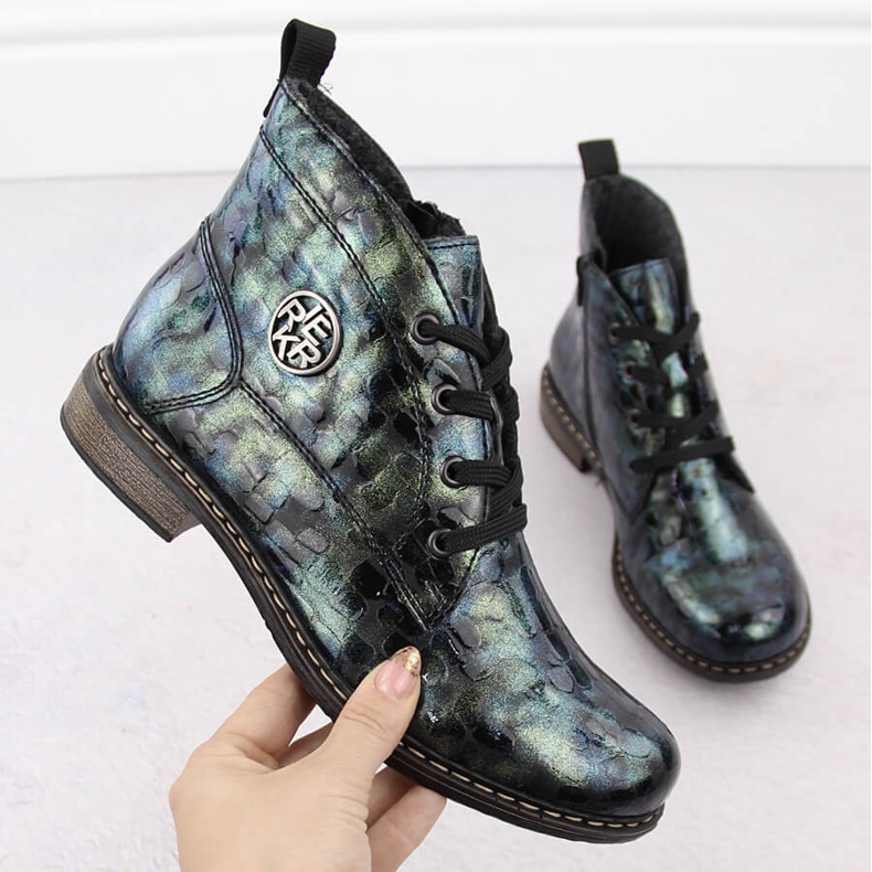 Dámské lakované kotníkové boty krokozelené barvy Rieker 71205-90 zelená 1