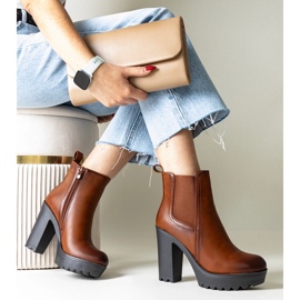 Hnědé kotníkové boty na vysokém podpatku značky Maladi hnědý 1