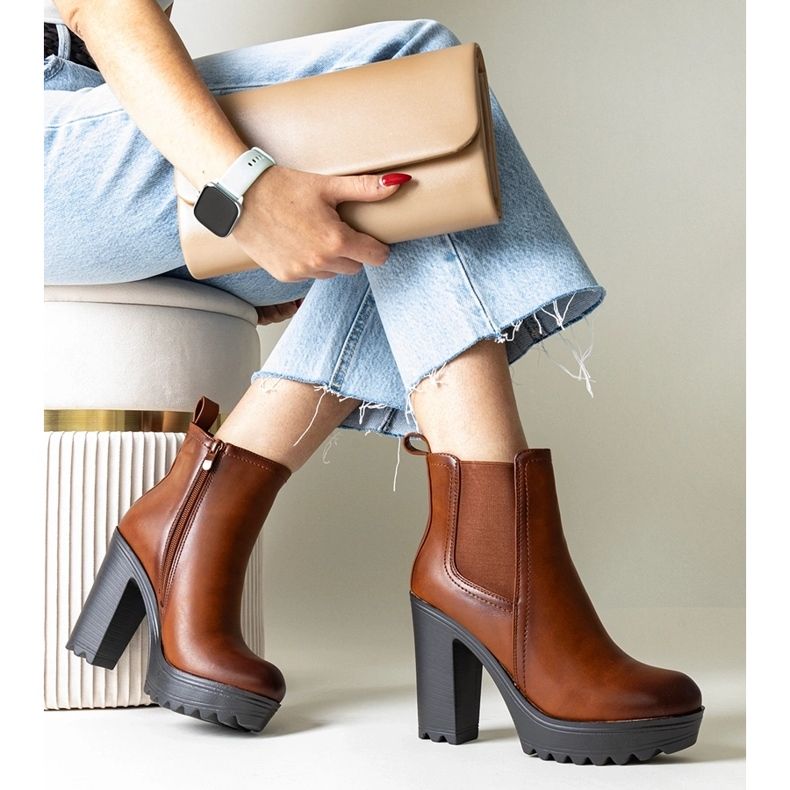 Hnědé kotníkové boty na vysokém podpatku značky Maladi hnědý 1