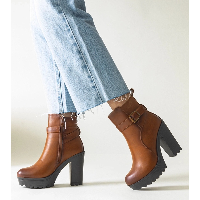 Hnědé kotníkové boty na podpatku značky Lubena hnědý 1 Hnědé kotníkové boty na podpatku značky Lubena hnědý 1