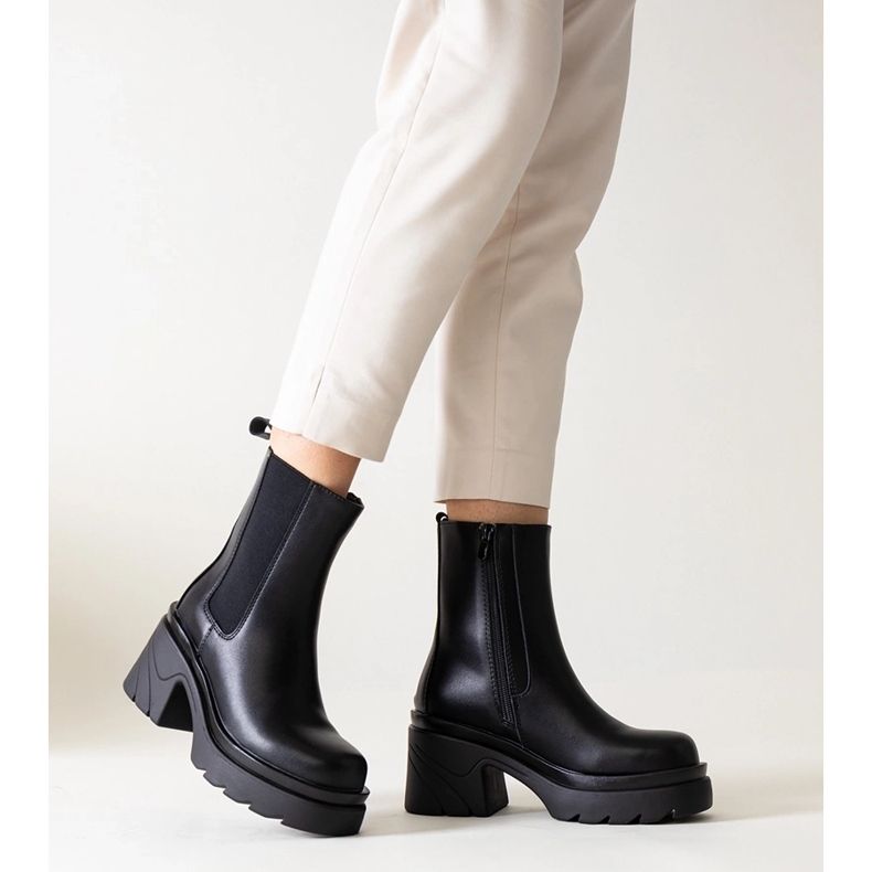 Černé kotníkové boty na masivním podpatku Tharney černá 1