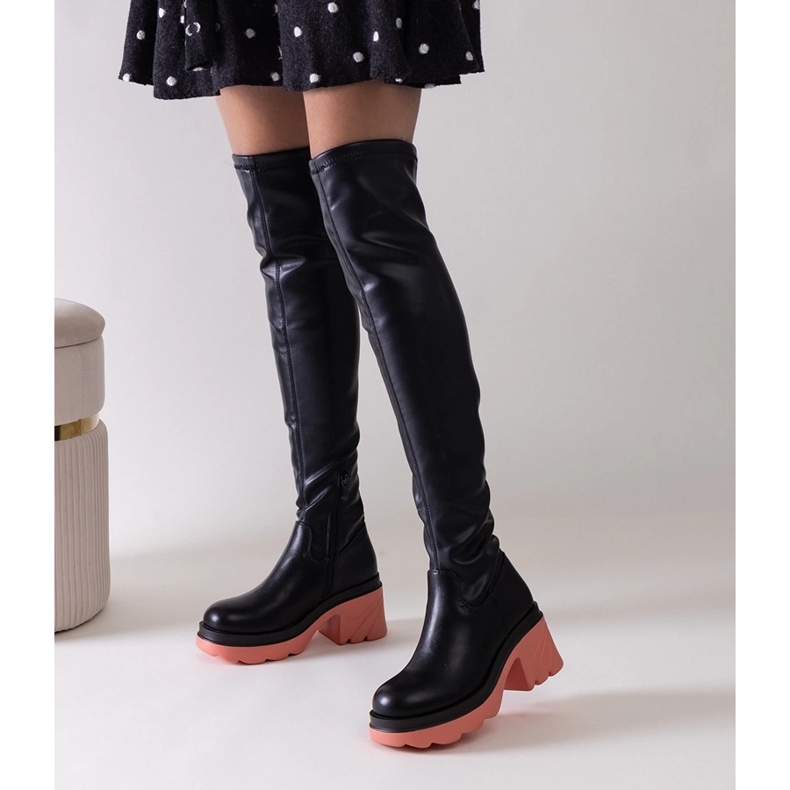 Černé zateplené kozačky s masivním blokem Meragomi černá 1