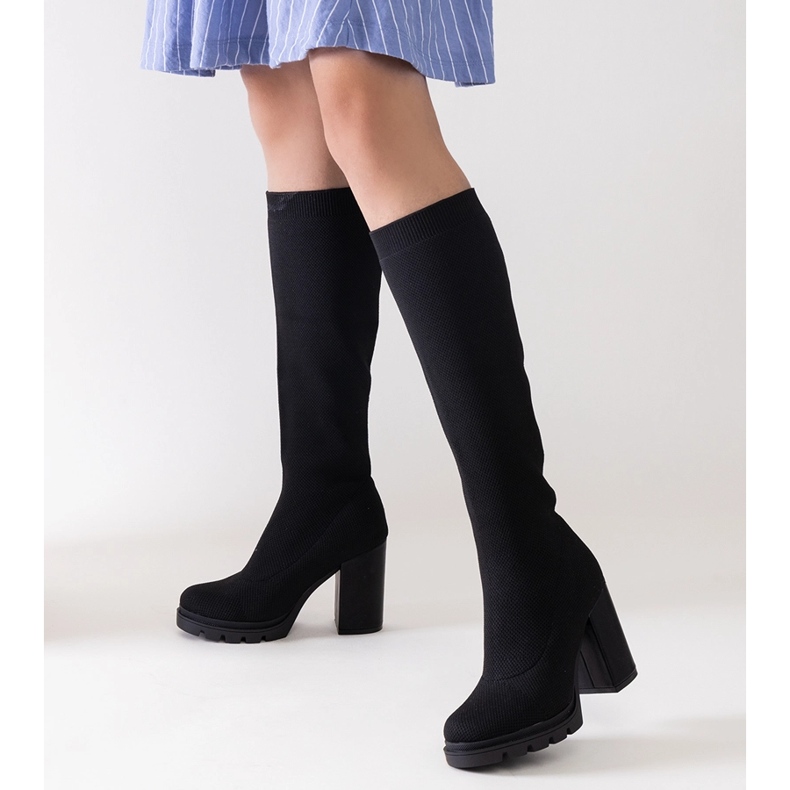 Černé nazouvací kozačky Saria na vysokém podpatku černá 1