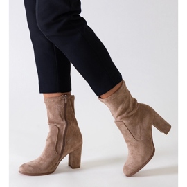 Béžové vypasované kotníkové boty na vysokém podpatku z ekologického semiše značky Haner béžový 1 Béžové vypasované kotníkové boty na vysokém podpatku z ekologického semiše značky Haner béžový 1