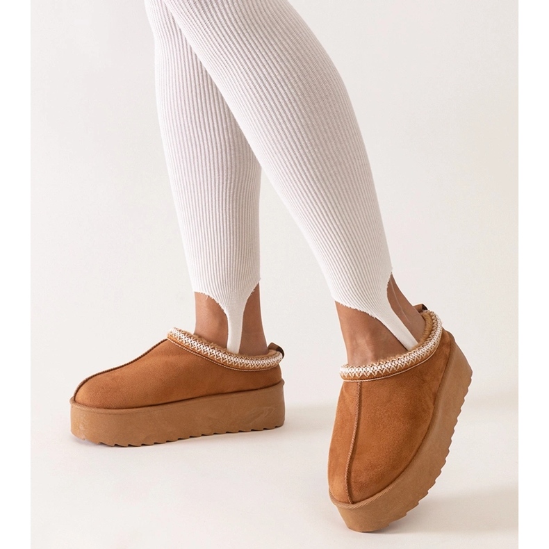 Hnědé pantofle zdobené výšivkou na vysoké platformě značky Luanela hnědý 1