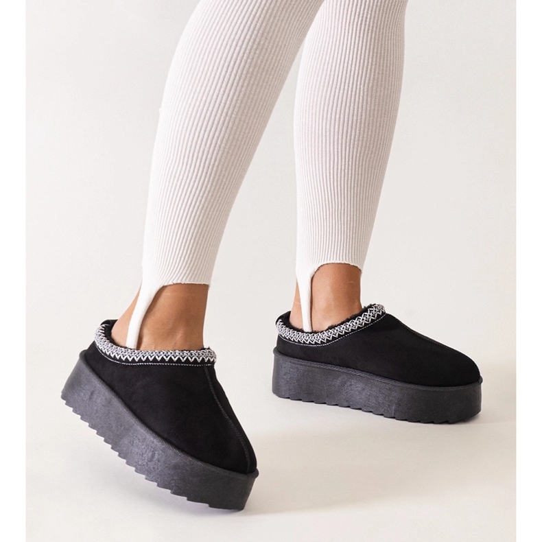 Černé pantofle zdobené výšivkou na vysoké platformě Luanel černá 1