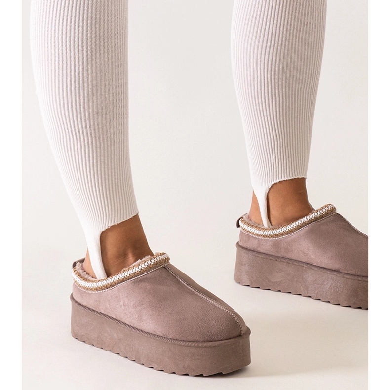 Tmavě béžové pantofle zdobené výšivkou na vysoké platformě značky Luanela béžový 1