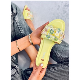 Zelené pantofle s barevnými kamínky zelený 1