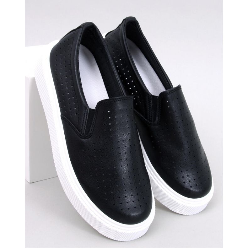 Černé prolamované slip-on tenisky černá 1
