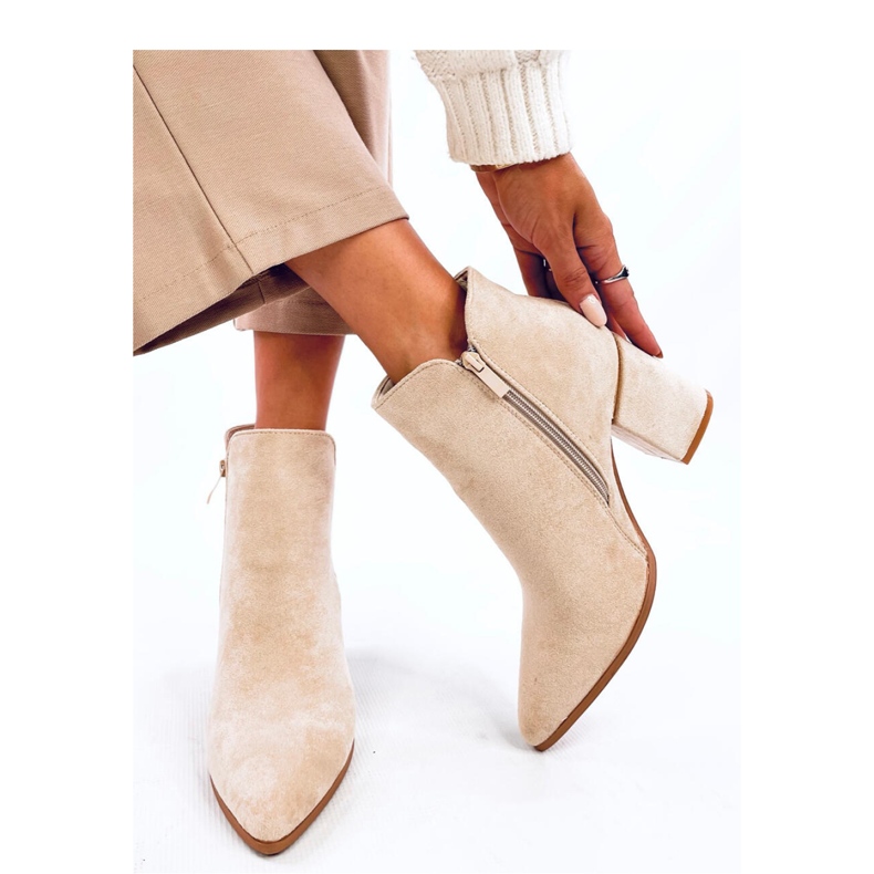 Croix Beige kotníkové boty s mandlovou špičkou na vysokém podpatku - Inello béžový 2 Croix Beige kotníkové boty s mandlovou špičkou na vysokém podpatku - Inello béžový 2