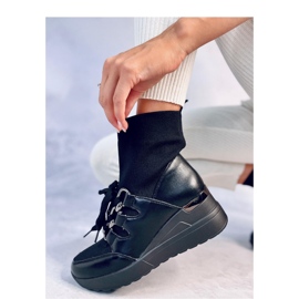 Kaye Black kotníkové boty na klínku s elastickým svrškem - Inello černý 1