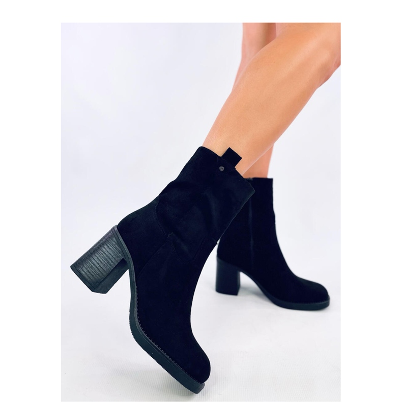 Salifi Black kotníkové boty na širokém podpatku - Inello černá 1 Salifi Black kotníkové boty na širokém podpatku - Inello černá 1