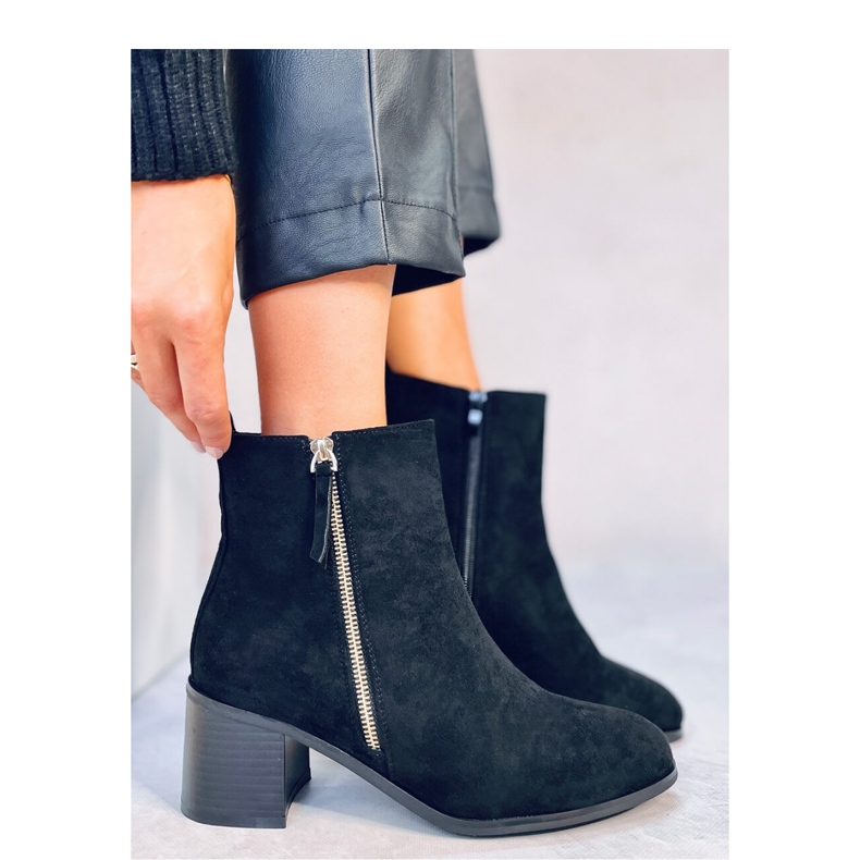 Aguirre Black semišové kotníkové boty na podpatku - Inello černá 1