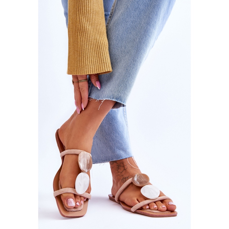 Semišové pantofle s béžovými ozdobami 1