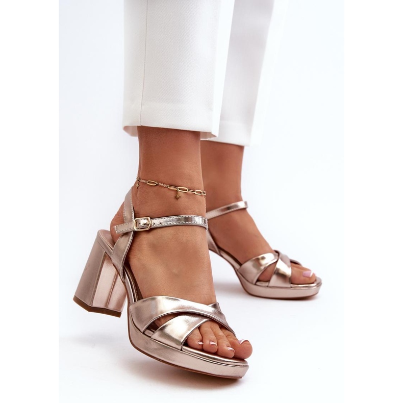 Step in style Sandály Model Jatine 24SD98-6988 Gold - Krok ve velkém stylu žlutá 1 Step in style Sandály Model Jatine 24SD98-6988 Gold - Krok ve velkém stylu žlutá 1