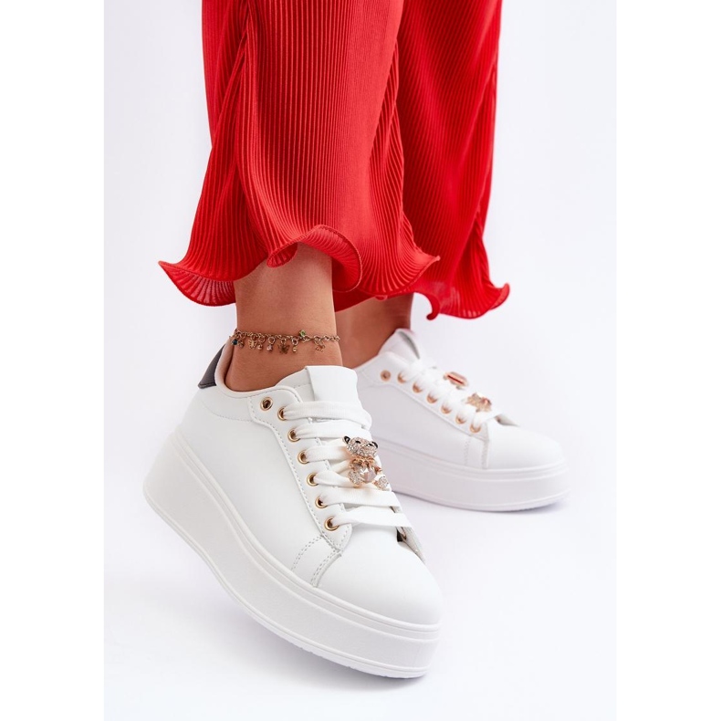 Sportovní obuv s bílým špendlíkem 1