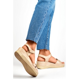 Dámské sandály na klínu YQ-125GO, béžové béžový 1