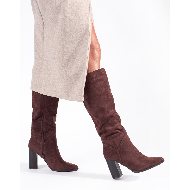 Hnědé semišové dámské kozačky nad kolena na vysokém podpatku hnědý 2 Hnědé semišové dámské kozačky nad kolena na vysokém podpatku hnědý 2