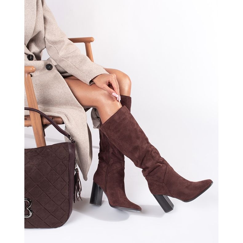 Hnědé semišové dámské kozačky nad kolena na vysokém podpatku hnědý 1 Hnědé semišové dámské kozačky nad kolena na vysokém podpatku hnědý 1