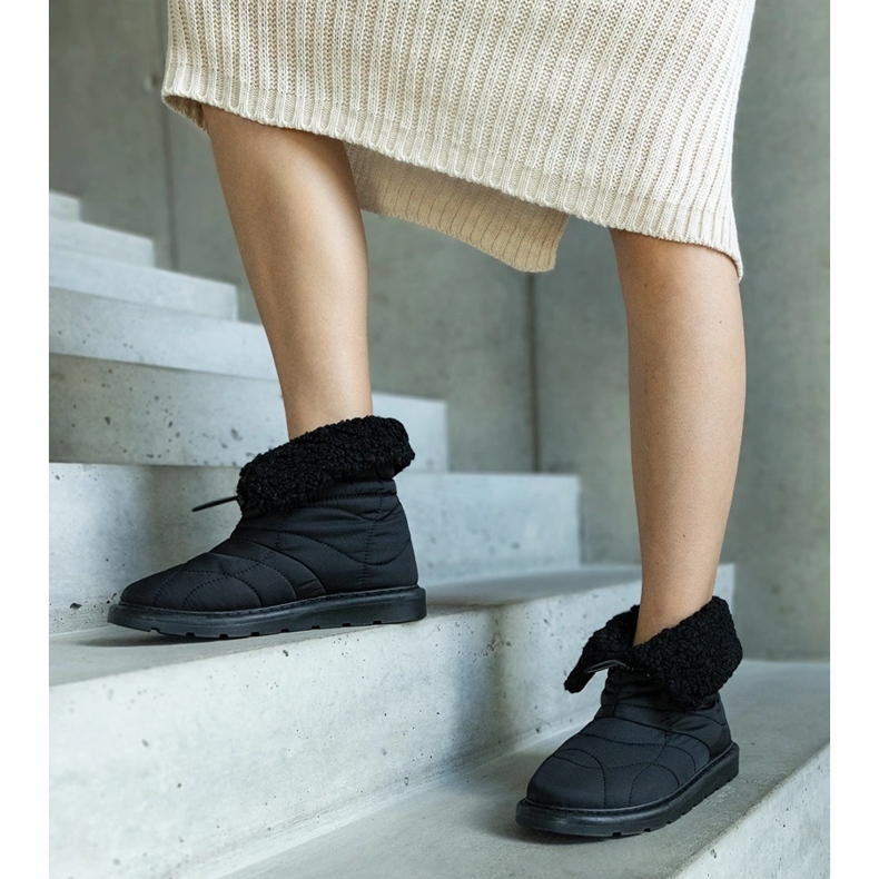 Černé zateplené sněhule s manžetou Caellita černá 1