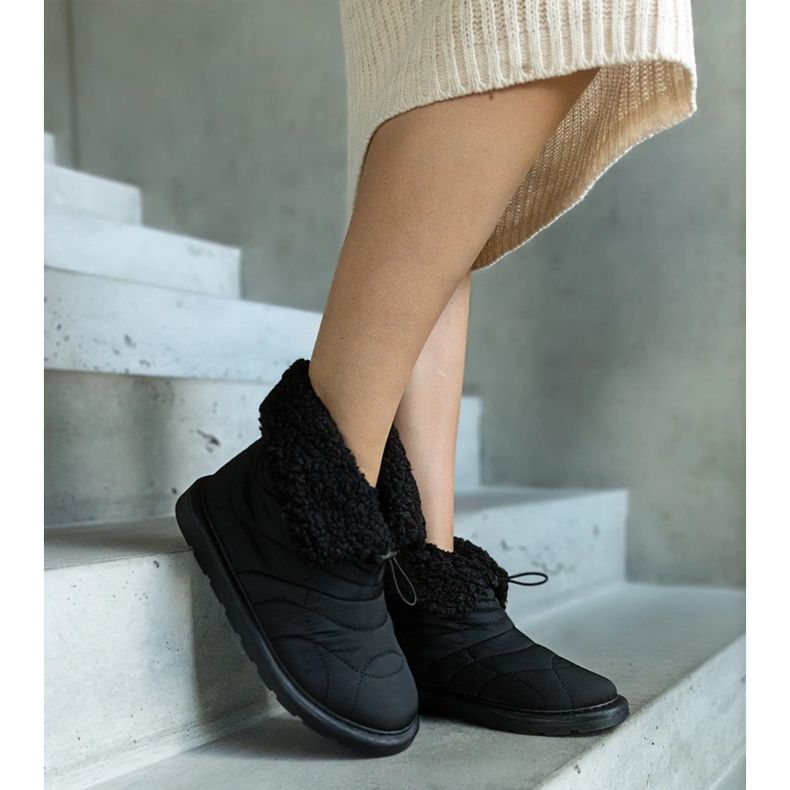 Černé zateplené sněhule s manžetou Caellita černá 2