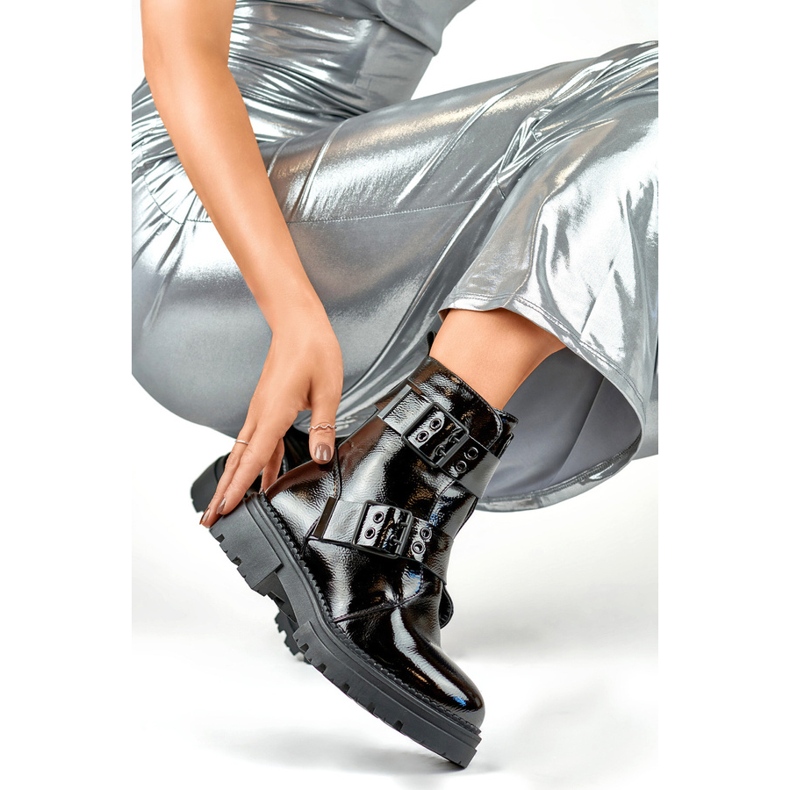 Dámské lakované kotníkové boty s přezkami, černá 250007B-LA 1 Dámské lakované kotníkové boty s přezkami, černá 250007B-LA 1