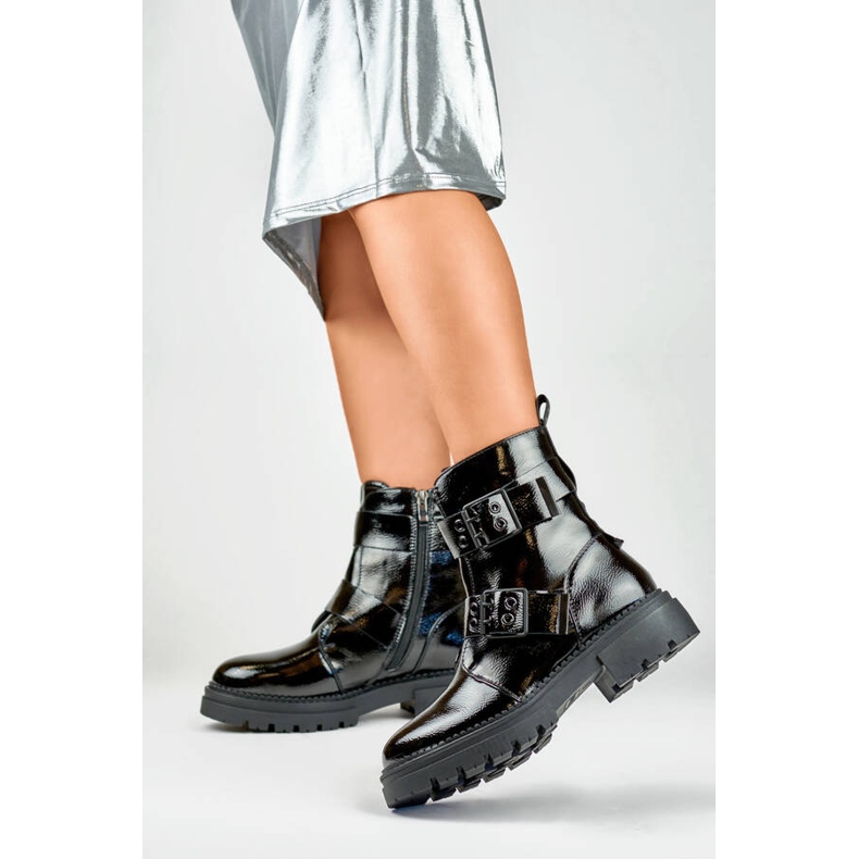 Dámské lakované kotníkové boty s přezkami, černá 250007B-LA 2 Dámské lakované kotníkové boty s přezkami, černá 250007B-LA 2