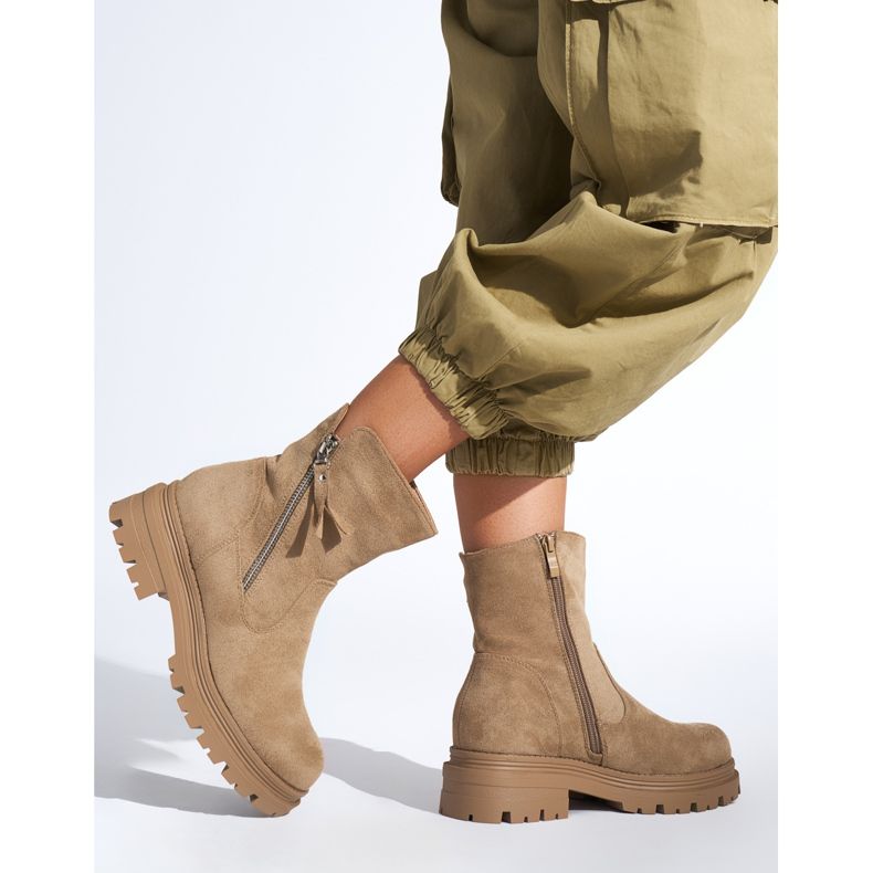 Tmavě béžové dámské kotníkové boty s ozdobným zipem béžový 2 Tmavě béžové dámské kotníkové boty s ozdobným zipem béžový 2