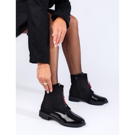 Klasické černé kotníkové boty na plochém podpatku černá 1 Klasické černé kotníkové boty na plochém podpatku černá 1