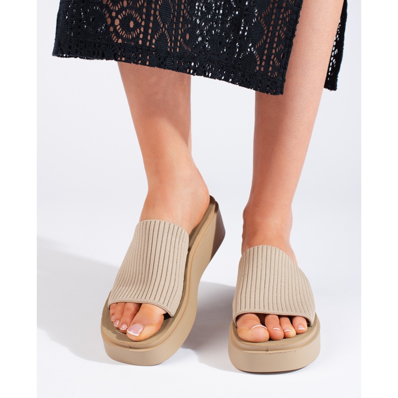 Sergio Leone Dámské krémové sandály na klínku béžový 1