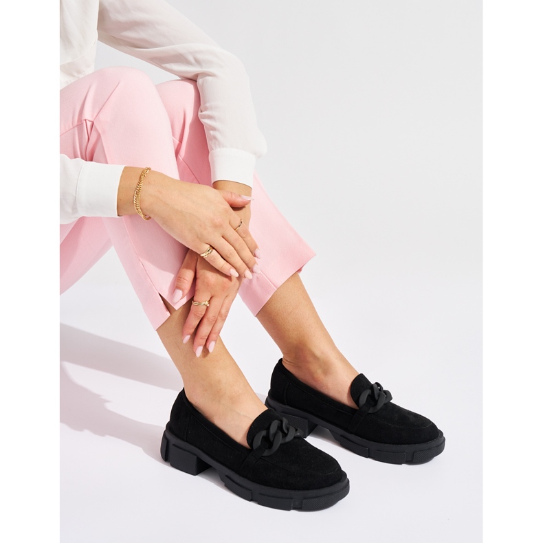 Černé dámské mokasíny s ozdobným řetízkem černá 1