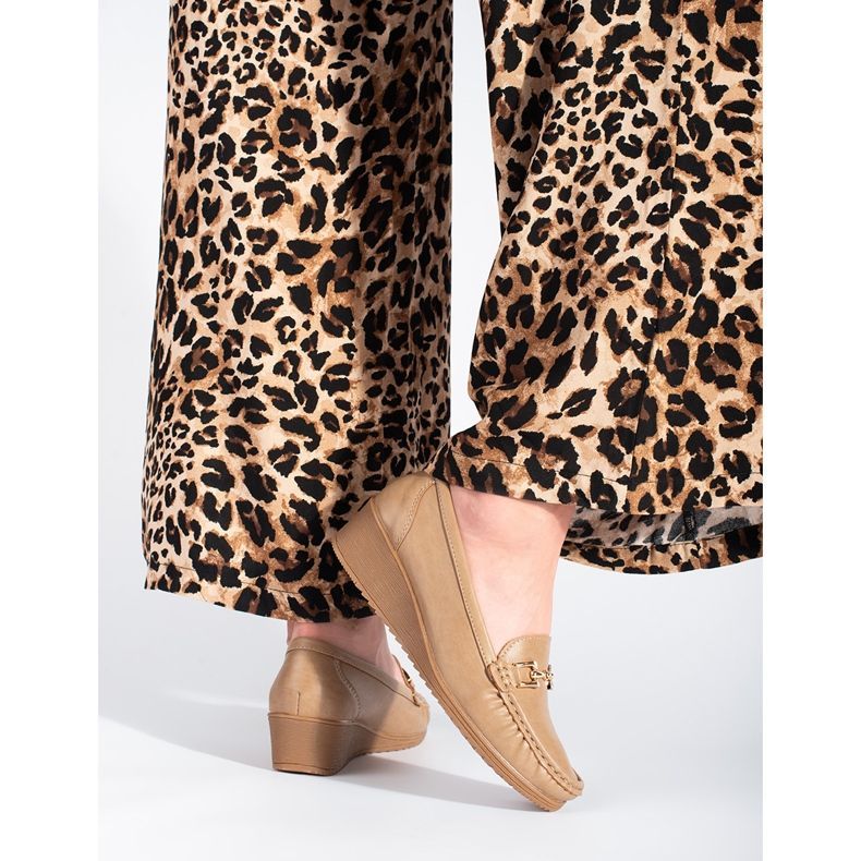 Béžové dámské mokasíny s přezkou béžový 2