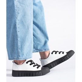 Bílé a černé nízké tenisky vyrobené z přírodní kůže bílý 1