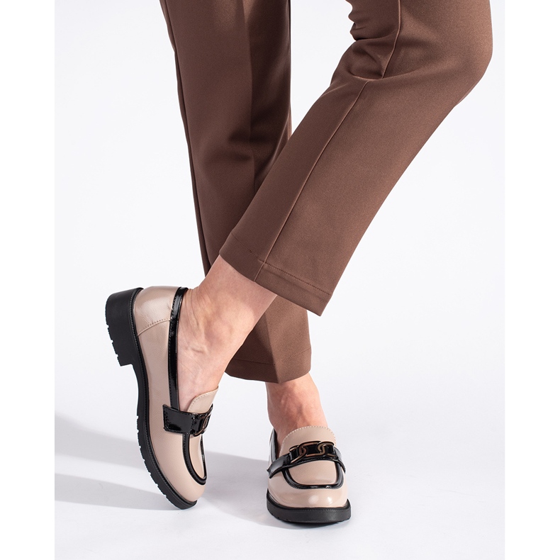 Béžové lakované mokasíny pro ženy s přezkou béžový 1