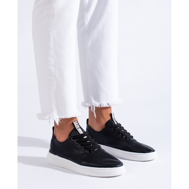 Dámské černé prolamované sportovní boty Shelovet černá 1