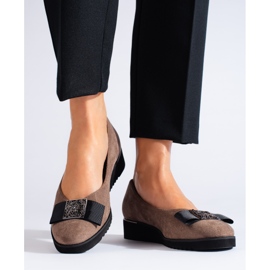 Tmavě béžové semišové lodičky na nízkém klínku od Shelovet béžový 1