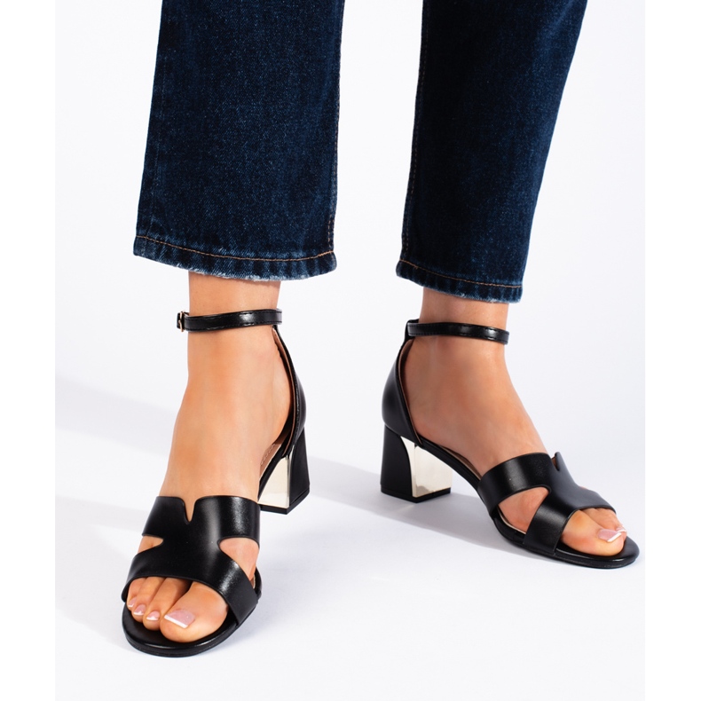 Černé sandály na nízkém podpatku černá 1