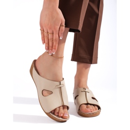 Pohodlné dámské béžové sandály na klínku béžový 1 Pohodlné dámské béžové sandály na klínku béžový 1