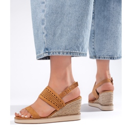 Hnědé dámské sandály na klínku hnědý 1